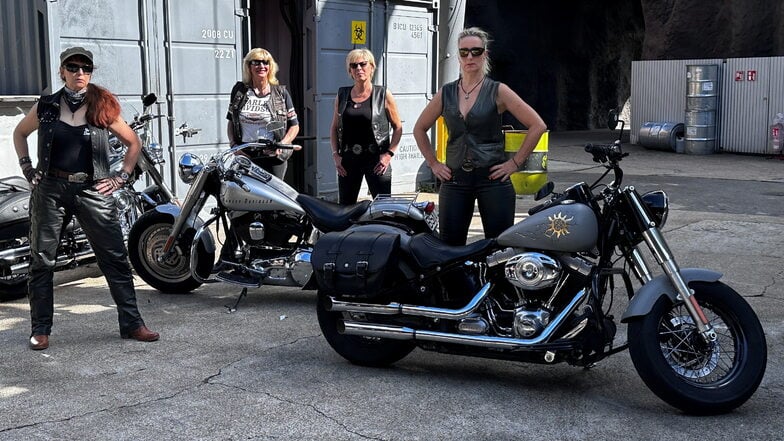 Fotoshooting der Ladies mit ihren Bikes im Filmpark Babelsberg.