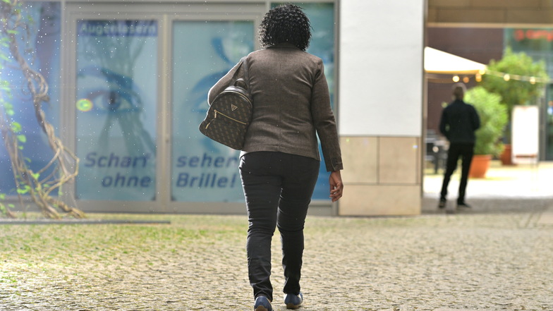 Rassistischer Angriff auf schwarze Dresdnerin: "Wenn ich gehe, dann haben die schon gewonnen"