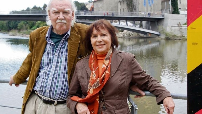 Randy Braumann mit seiner Frau Dorothea nahe der Altstadtbrücke. So weit schafft er es heute nicht mehr.