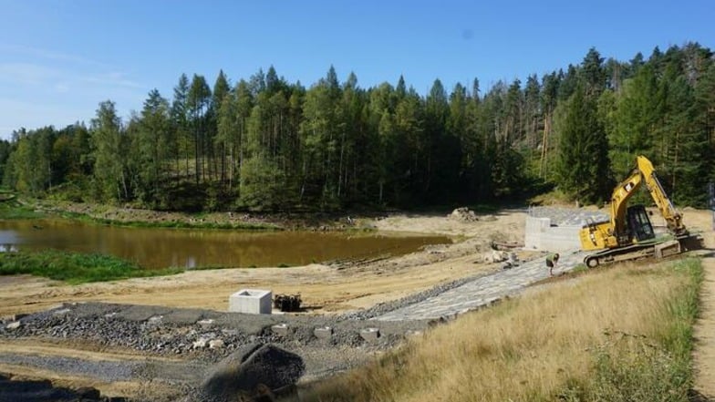 Die Sanierung von Damm und Abfluss ist fast fertig. Wichtigste Neuerung ist eine Entnahmestelle für die Feuerwehr (links im Vordergrund). Der Stausee ist ein wichtiger Löschwasserspeicher.