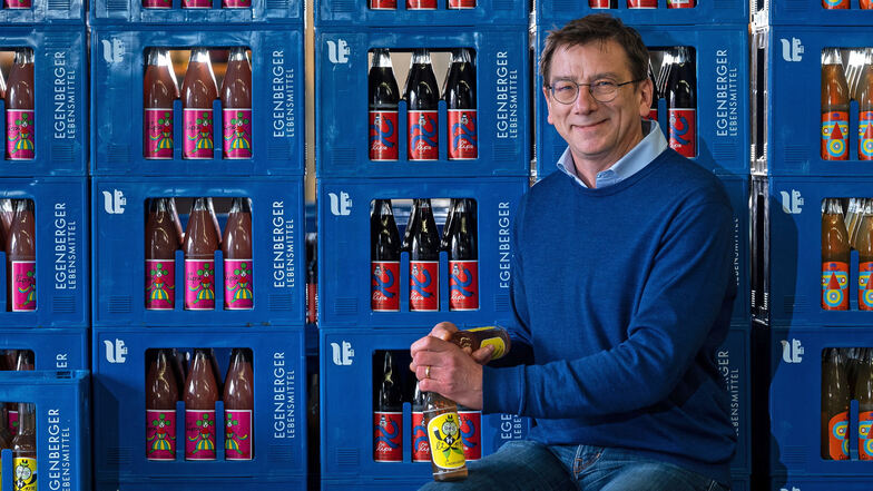 Thilo Egenberger stammt aus Augsburg und lebt seit den Neunzigerjahren in Leipzig. Schon 2007 brachte er gemeinsam mit seiner Frau eines der ersten Bio-Biere auf den Markt. Inzwischen setzt er auf regionale Schorlen.