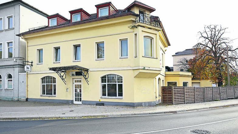 Das leerstehende Hotel Saxonia inRiesa  war zuletzt zwei Jahre lang mit Asylbewerbern belegt. Der Besitzer wirft dem Landkreis vor, das Haus unrenoviert zurückgegeben zu haben. Das sei anders abgesprochen gewesen. Jetzt sucht er einen Käufer.