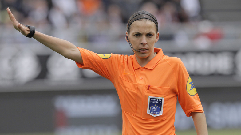 Die Schiedsrichterin Stephanie Frappart, die in Frankreichs Ligue 1 pfeift, ist die erste Schiedsrichterin in der WM-Geschichte und wird das Deutschlandspiel gegen Costa Rica pfeifen.