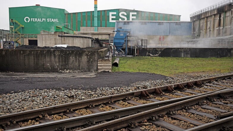 Den Gleisanschluss hat das Riesaer Stahlwerk schon, auch das neue Walzwerk wird einen bekommen. Damit mehr Ware auf die Schiene kann, müsse aber auch DB Cargo zuverlässiger werden, so Feralpi.