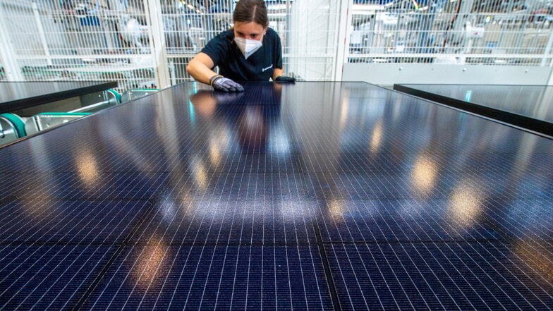 Eine Mitarbeiterin begutachtet in der Endkontrolle einer Produktionslinie für Solarmodule im Werk der Meyer Burger Technology AG in Freiberg ein Solarmodul. Die 400 Beschäftigten brauchen neue Arbeitsplätze.
