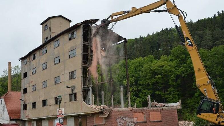 Vorsichtig begann Baggerfahrer Detlef Ulbricht das Dach wegzuschneiden, damit er die Stahlträger greifen konnte.