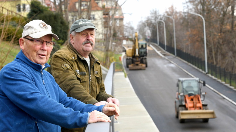 Joachim Gerstberger und Siegfried Kerber (r.) sind froh, dass die Bergstraße endlich fertig ist und für den Verkehr wieder geöffnet wird.