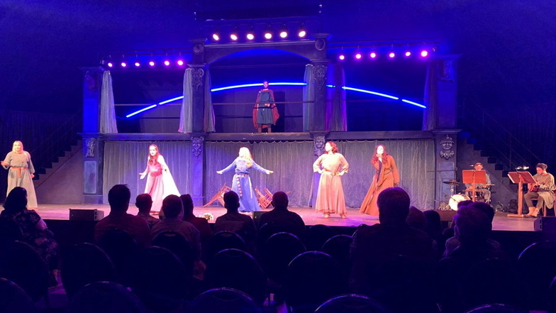 Absolventen der Theaterakademie Delitzsch spielen und singen im Theaterzelt Rathen der Landesbühnen einen kurzweiligen Mittelalterabend.