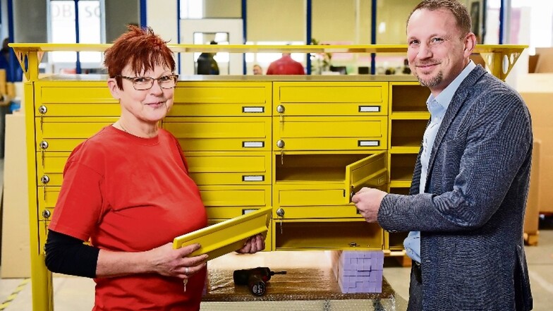 Geschäftsführer Thomas Kolbe steht mit der Mitarbeiterin Martina Straube an einer Briefkastenanlage, die gerade montiert wird. Sie sind das hauptsächliche Geschäftsfeld, auf dem sich die 150-jährige Firma Max Knobloch tummelt.