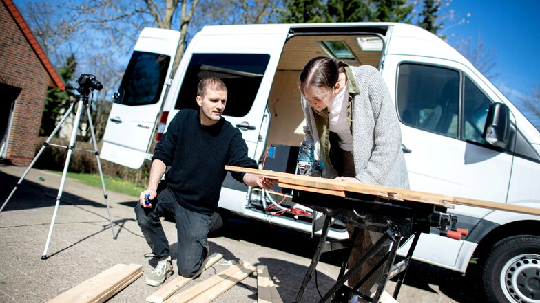 Erfüllen sich ihren Traum: Greta Thomas und Hannes Wehrmann bauen sich einen Mercedes-Benz Sprinter zu einem Campervan um.