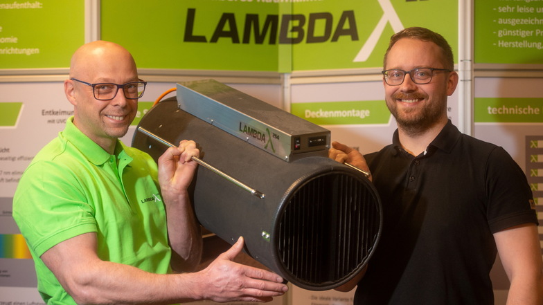 Geschäftsführer Andre Freudemann (l.) und Konstrukteur Philipp Weichelt präsentieren in der Metalltechnik Großenhainer Maschinenbau GmbH den Lambda Luftreiniger.