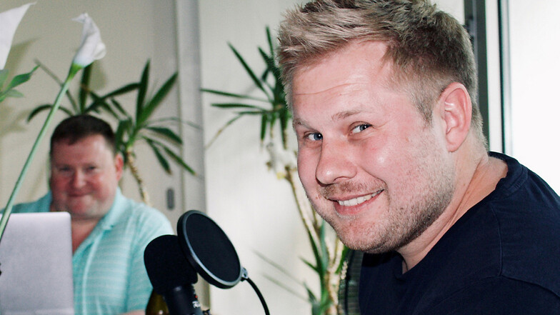 Patrick Mai aus Hoyerswerda mit seinem Mikrofonpartner Felix – Lausitzer und Berliner Humor sind bei den Podcasts am Freitag immer garantiert.