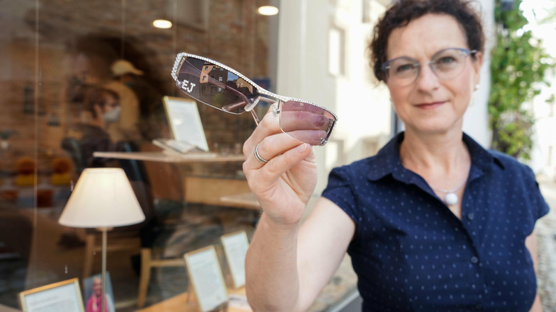 Edith Plüschke zeigt eine der Promi-Brillen, die jetzt in Bischofswerda zu sehen sind. Pop-Star Elton John hat sie getragen.