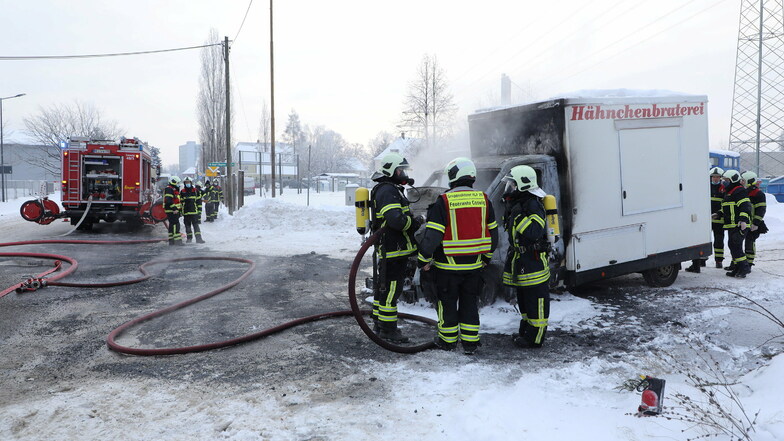 In Coswig brannte am Mittwochmorgen eine Hähnchenbraterei. Die Naundorfer Straße musste wegen der Löscharbeiten gesperrt werden.