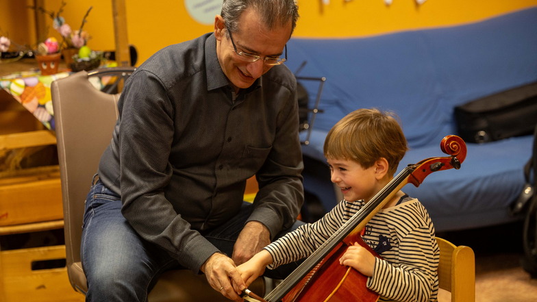 Der vierjährige Jannik ist ganz begeistert vom Cello mit Musiker Yann Meurin.