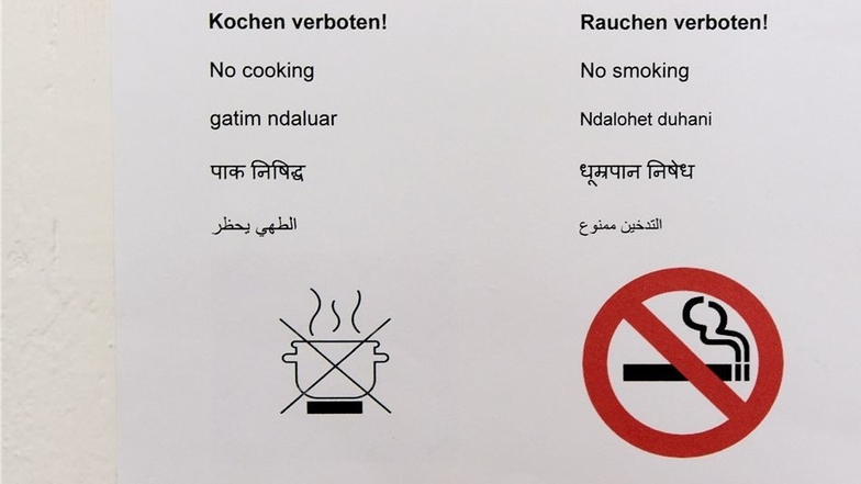 Kochen und Rauchen ist auf den Bewohnerzimmern verboten. Darauf weist ein Schild in verschiedenen Sprachen sowie mit Symbolen hin. In der Gemeinschaftseinrichtung ist eine moderne Rauchmeldeanlage installiert worden. Für die Raucher gibt es einen separate