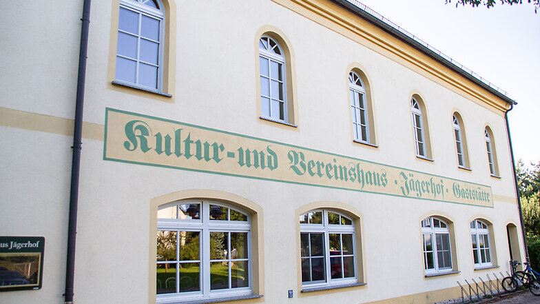 In den Saal (Fensterreihe oben) des Kultur- und Vereinshauses „Jägerhof“ in Wiednitz wird die Kita „Fuchs und Elster“ während der Zeit, in der die Sanierung der Einrichtung erfolgt, einziehen.