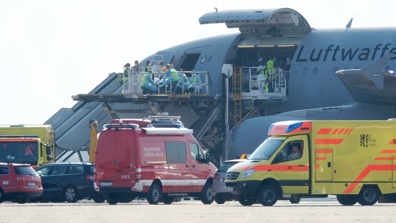 24 Kriegsverletzte Ukrainer mit Sonderflug in Leipzig angekommen