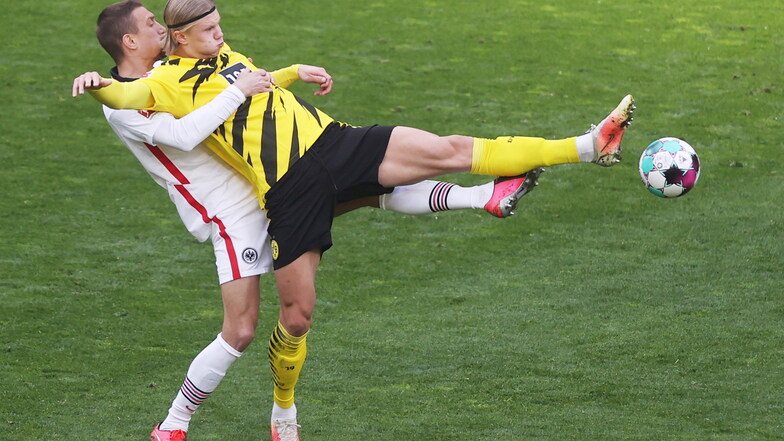Die Haltungsnoten stimmen bei beiden Teams, hier Dortmunds Stürmer Erling Haaland mit Frankfurts Mittelfeldspieler Stefan Ilsanker. Am Ende freuen können sich aber nur die Frankfurter.
