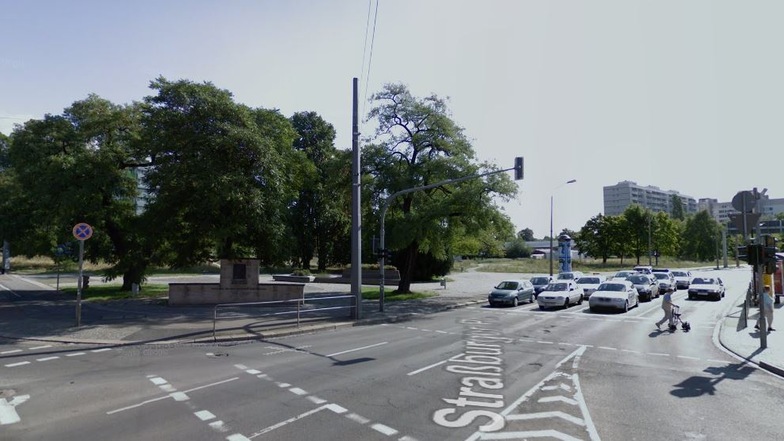 Bäume und dahinter nichts - das ist der Straßburger Platz bei Google Street View.