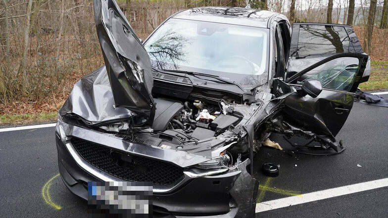 Total zerstört hat der Autodieb den Mazda 5 nach dem Zusammenstoß mit dem Audi A4 zurückgelassen. Doch weit kam er nicht.