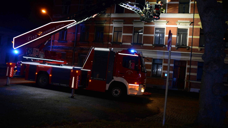 Feuerwehr, Polizei und Krankenwagen waren am Freitagabend am Löbauer Platz in Zittau im Einsatz.