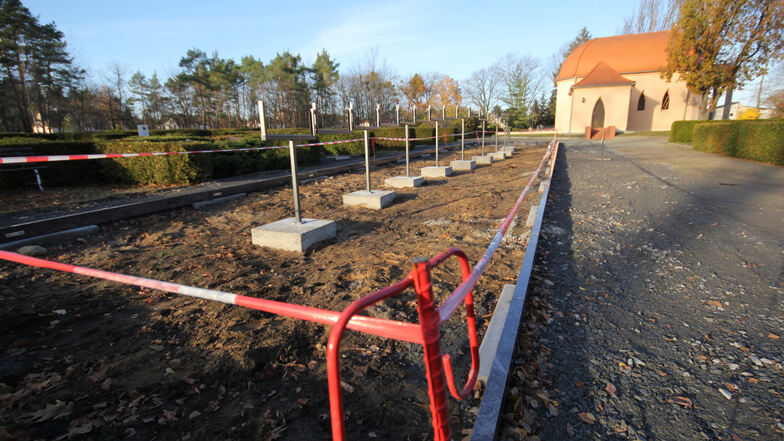 Die Konturen der neuen Urnengemeinschaftsanlage auf dem Friedhof in Lauta sind schon erkennbar. Anfang Dezember soll sie bereit für erste Bestattungen sein.