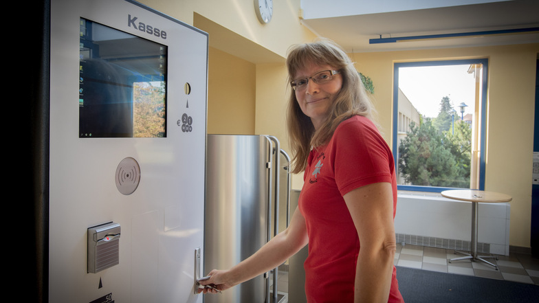 Auch Schwimmmeisterin Kerstin Kinas hat den neuen Kassenautomaten im Kamenzer Hallenbad schon überprüft. Alles funktioniert, der öffentliche Badebetrieb kann beginnen.