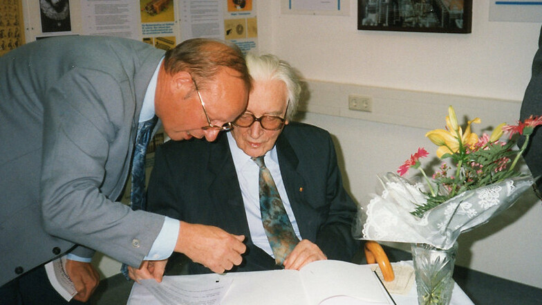 Konrad Zuse (rechts) trägt sich am 19. September 1995 ins Gästebuch der Computerausstellung im Lautech-Gebäude ein.