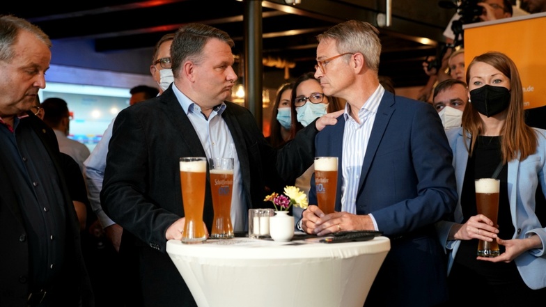CDU-Fraktionsvorsitzender Christian Hartmann (links) und Dresdner Direktkandidat Markus Reichel (rechts) bei der ersten Hochrechnung.