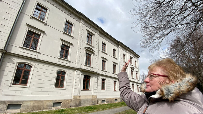 Cornelia Urban kommt oft vorbei und kann ihrer Schwiegermutter am Fenster zuwinken. Die 87-Jährige lebt im Zittauer St. Jakob-Pflegeheim an der Weberkirche. Beim Telefonieren helfen die Mitarbeiter.