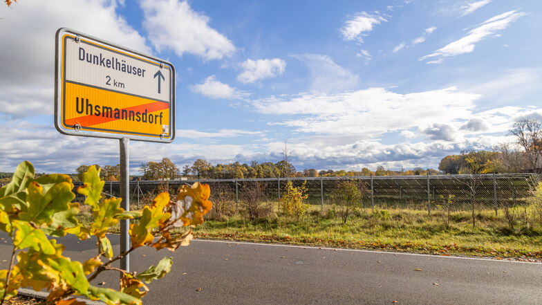 Seit 2010 liefert die Anlage am Ortsausgang von Uhsmannsdorf Sonnenstrom ins Netz. In ihrer Nähe auf der anderen Straßenseite soll eine zweite Photovoltaikanlage gebaut werden, aber in fünffacher Größe.