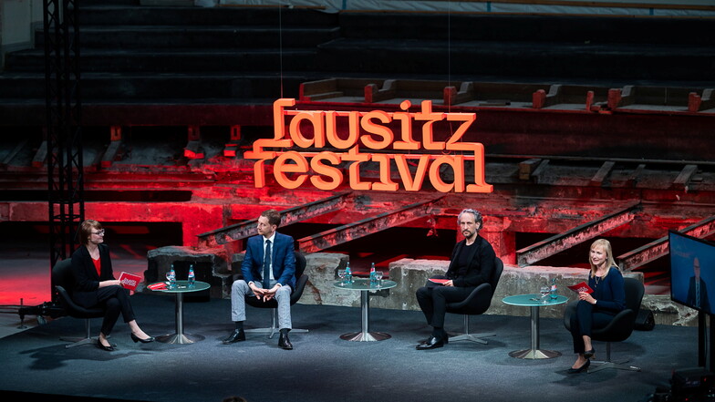 Pressekonferenz zum Lausitz-Festival 2021 in der Stadthalle mit Sarah Alberti, Ministerpräsident Michael Kretschmer, Intendant Daniel Kühnel und Maria Schulz vom Görlitzer Kulturservice (v.l.n.r.).