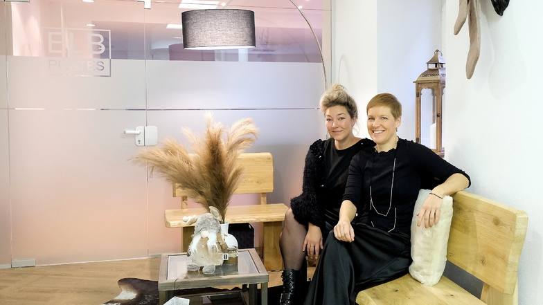 Anne Hetke (r.), Susan Ranft und ihr Geschäftspartner haben im Oktober einen Laden für Mode, Deko und Sanitätsbedarf eröffnet. Auch Pilates ist im neuen Elbwerk in Meißen möglich.
