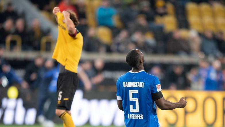 Darmstadts Patric Pfeiffer jubelt nach dem Tor, Dynamo-Kapitän Yannick Stark ist entsetzt.