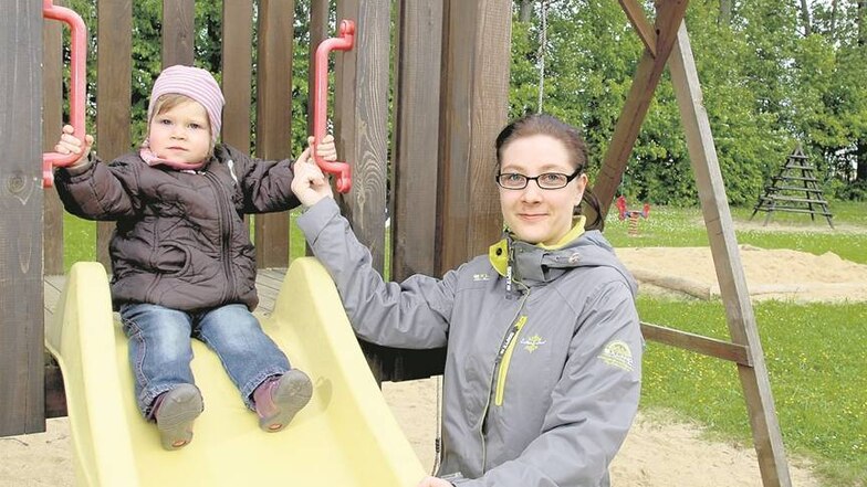 Wenn es das Wetter erlaubt, ist Heidi August mit Tochter Ellena auf dem Spielplatz in Pfaffendorf. Doch nicht alle Spielgeräte können dort genutzt werden. Foto: SZ/Steffen Gerhardt