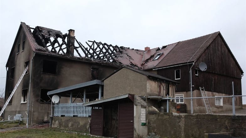 Das Haus am Morgen nach dem Brand. Es darf nur noch in Begleitung betreten werden und muss abgerissen werden.