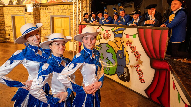 Die Funkengarde vom Carnevals Club Moritzburg (vorn) feiert in diesem Jahr 40-jähriges Jubiläum, auch beim Narrengericht und den Narrenpolizisten gibt es etwas zu feiern.