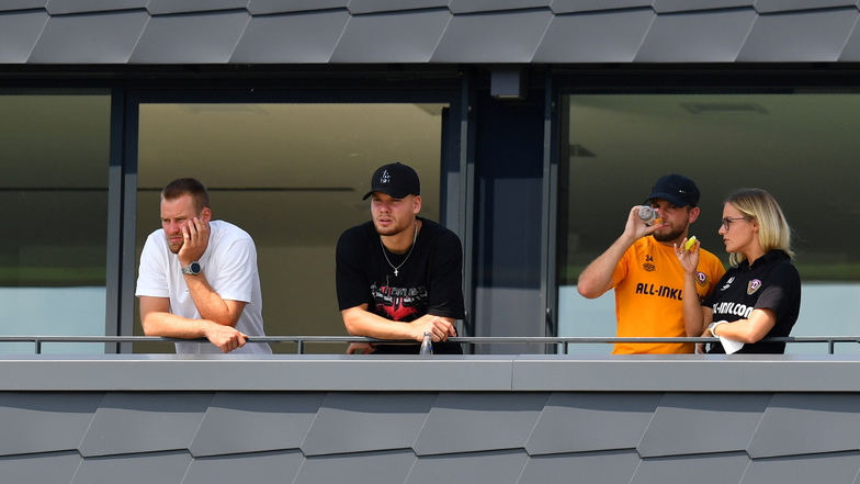 Ein paar Zuschauer hatte das Spiel doch: Die verletzten Sebastian Mai, Kevin Ehlers, Justin Löwe und die Teammanagerin Marie Jenhardt schauen von der Terrasse des Trainingszentrums zu.