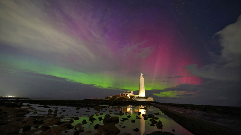 Das Polarlicht leuchtete am Sonntag auch beim St. Mary's Lighthouse an der Nordostküste besonders stark.