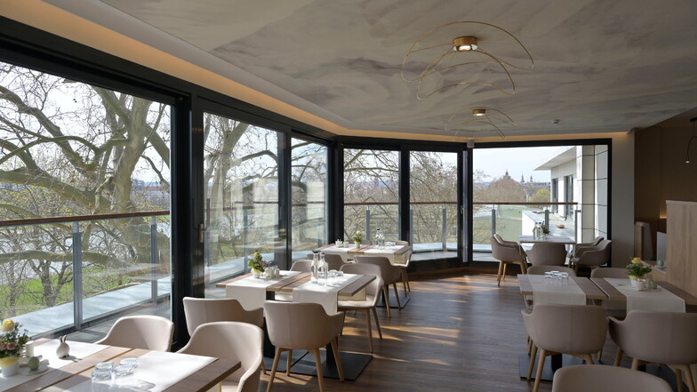 Ein Blick in den Frühstücksraum: Von der Terrasse aus ist die Elbe zu sehen.