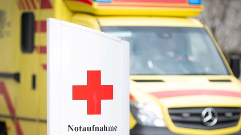 Nach einem Unfall in Schwepnitz musste ein E-Bike-Fahrer ins Krankenhaus gebracht werden.