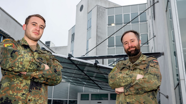 Die Bundeswehr hilft in der vierten Corona-Welle im Krankenhaus Sebnitz, im Bild v.l. Stabsunteroffizier Florian H., Oberstabsgefreiter Sebastian G.
