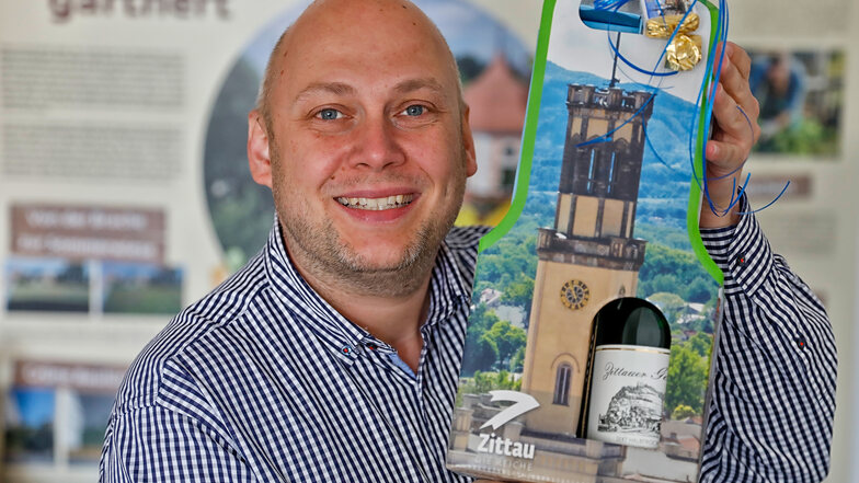 Zittaus Citymanager Stephan Eichner zeigt die Geschenktüte, die ab sofort erhältlich ist.