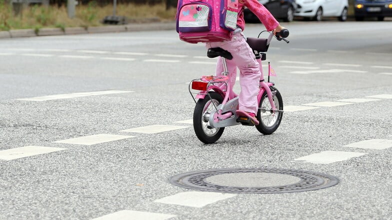 Kleine Radler mit hohem Risiko: Auf Kinder muss im Straßenverkehr besonders geachtet werden, das fängt natürlich bei den Eltern an.