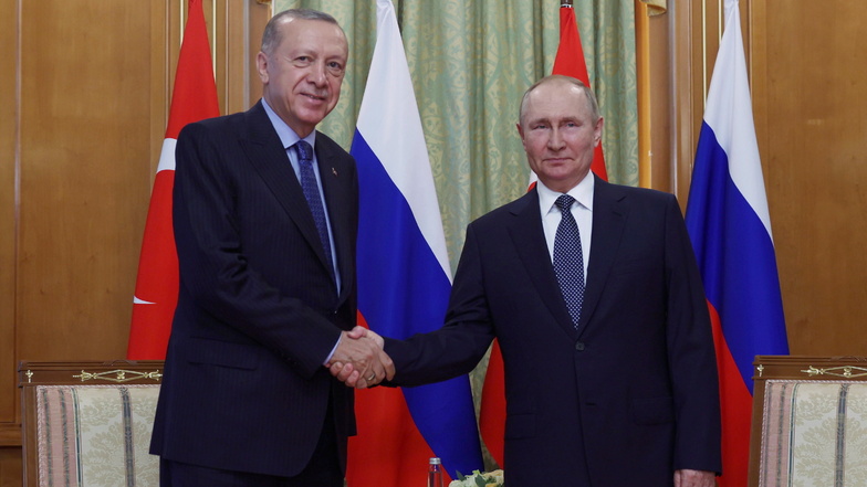 Der russische Präsident Wladimir Putin (re.) und sein türkischer Amtskollege Recep Tayyip Erdogan haben sich bei ihrem Treffen im russischen Badeort Sotschi auf eine verstärkte Zusammenarbeit in Wirtschafts- und Energiefragen geeinigt.