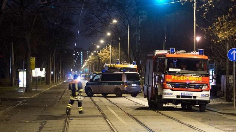 Einsatzkräfte der Polizei und der Feuerwehr sperren während der Entschärfung der Fliegerbombe die Loschwitzer Straße in Dresden-Blasewitz ab.