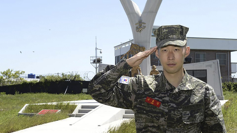 Tottenham Hotspur-Stürmer Son Heung-min salutiert in einem Bootcamp des Marinekorps in Seogwipo auf der Insel Jeju in Südkorea.
