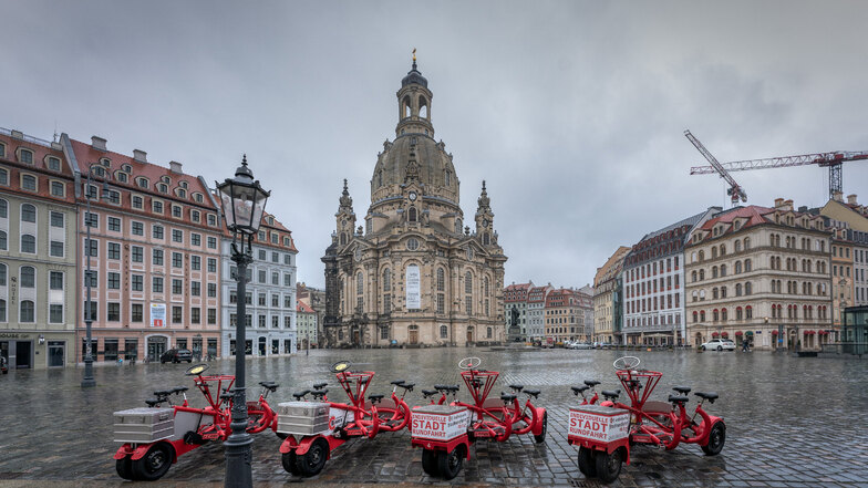 Der menschenleere Neumarkt mit der Frauenkirche in Dresden.