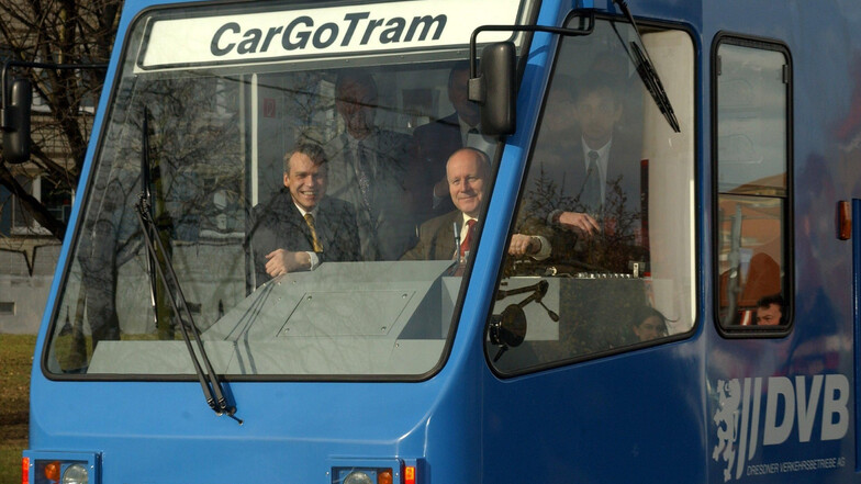 Am 10. Februar 2002 steuerte der damalige Ministerpräsident Georg Milbradt (CDU) die Güterstraßenbahn bei ihrer ersten Fahrt. An seiner Seite der damalige Oberbürgermeister Ingolf Roßberg (FDP). 